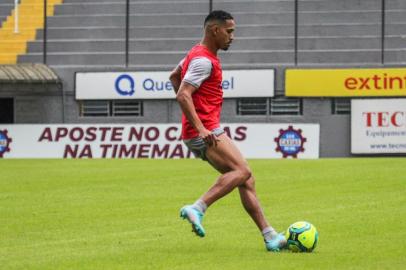 Caxias finaliza preparação para enfrentar o Oeste. Na foto, lateral-direito Marcelo<!-- NICAID(15162123) -->