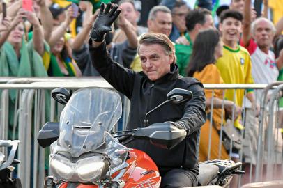 BOLSONARO REALIZA ATO DE CAMPANHA EM BHMG - ELEIÇÕES 2022/BOLSONARO/BH - POLÍTICA - O presidente e candidato à reeleição Jair Bolsonaro (PL) chega para evento de campanha   política, com a presença de apoiadores, na Praça da Liberdade, no centro de Belo   Horizonte (MG), na tarde desta quarta-feira, 24 de agosto de 2022, depois de visitar   Betim e participar de motociata.    24/08/2022 - Foto: GLEDSTON TAVARES/DIA ESPORTIVO/ESTADÃO CONTEÚDOEditoria: POLÍTICALocal: BELO HORIZONTEIndexador: GLEDSTON TAVARESFotógrafo: DIA ESPORTIVO<!-- NICAID(15185977) -->