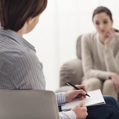 Psicóloga, paciente, atendimento. Foto: StockPhotoPro / stock.adobe.comFonte: 140646977<!-- NICAID(15186107) -->