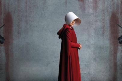 Elizabeth Moss em cena de The Handmaids Tale, série baseada no livro O conto da aia, de Margaret Atwood<!-- NICAID(13890872) -->