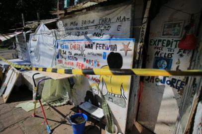 PORTO ALEGRE, RS, BRASIL, 25/08/2022- Morte do morador de rua, Bidu, que foi assassinado dentro de seu barraco na rua Correia Lima, em frene ao n° 24, gera comoção dos moradores. Foto: Ronaldo Bernardi / Agencia RBS<!-- NICAID(15186461) -->