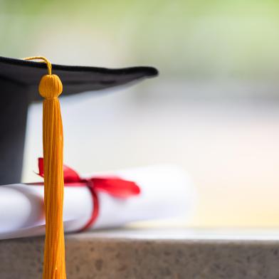 *A PEDIDO DE GABRIELA PERUFO* Close-up of a mortarboard and degree certificate put on table. Education stock photo - Foto: Sengchoy Int/stock.adobe.comFonte: 427014100<!-- NICAID(15188139) -->