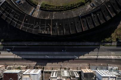 Porto Alegre, RS, Brasil - O Estádio Olímpico Monumental é um estádio brasileiro de futebol situado na cidade de Porto Alegre, Rio Grande do Sul, de propriedade do Grêmio Foot-Ball Porto Alegrense. Foi inaugurado no dia 19 de setembro de 1954, com um torneio. Encontra-se desativado desde a conclusão da Arena do Grêmio.Os planos são pela sua demolição para dar lugar a um condomínio de edifícios, em data ainda não prevista, a depender da resolução de impasses entre o clube e a Construtora OAS, uma vez que o Estádio Olímpico foi utilizado como parte do pagamento da nova casa gremista, cujos valores, financiamento e gestão ainda não foram definidos.Projetado pelo arquiteto Plínio Oliveira Almeida,vencedor do concurso realizado em 1950 para esse fim, foi considerado na época de sua construção o maior estádio particular do mundo.<!-- NICAID(15186122) -->