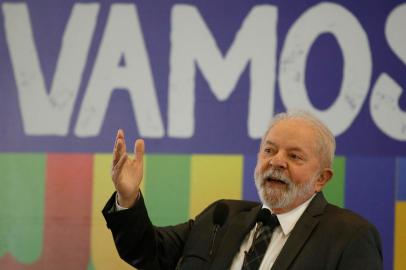 Brazilian presidential candidate for the leftist Workers Party (PT) and former President (2003-2010), Luiz Inacio Lula da Silva, delivers a press conference with the international press, in Sao Paulo, Brazil, on August 22, 2022. (Photo by Miguel SCHINCARIOL / AFP)<!-- NICAID(15189207) -->