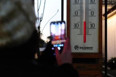 SÃO JOSÉ DOS AUSENTES, RS, BRASIL, 19/08/2022. São José dos Ausentes, nos Campos de Cima da Serra, recebe turistas com a previsão de frio. A sexta-feira (19) amanheceu com temperaturas negativas e formação de geada. (Bruno Todeschini/Agência RBS)<!-- NICAID(15180238) -->