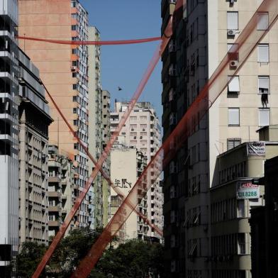 Porto Alegre, RS, Brasil, 27-08-2022: Faixas são estendidas entre edifícios ao longo da avenida Borges de Medeiros, na região central. Foto: Mateus Bruxel / Agência RBSIndexador: Mateus Bruxel<!-- NICAID(15189351) -->