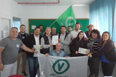 O Partido Verde de Caxias do Sul está agora sob a liderança de Paulo Sausen. Ao lado do vice Claudimiro Brum, ele irá conduzir a sigla pelos próximos dois anos. A posse foi no sábado, em um evento que contou com a presença do presidente estadual, Márcio Souza, e do secretário-geral Luciano Goldenberg, além de candidatos do partido na eleição deste ano.  Tanto Sausen quanto Brum trocaram o PDT pelo PV neste ano. O ex-vereador pedetista Jaison Barbosa também integra a nova executiva como secretário geral. A direção tem ainda Josemar de Almeida, secretário de Comunicação, que era do PDT. <!-- NICAID(15189383) -->