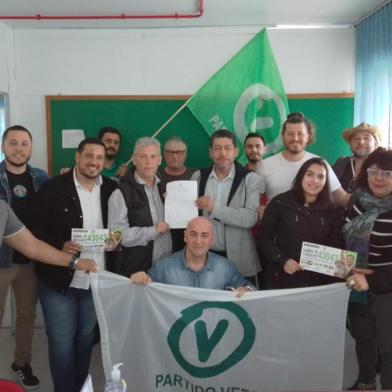 O Partido Verde de Caxias do Sul está agora sob a liderança de Paulo Sausen. Ao lado do vice Claudimiro Brum, ele irá conduzir a sigla pelos próximos dois anos. A posse foi no sábado, em um evento que contou com a presença do presidente estadual, Márcio Souza, e do secretário-geral Luciano Goldenberg, além de candidatos do partido na eleição deste ano.  Tanto Sausen quanto Brum trocaram o PDT pelo PV neste ano. O ex-vereador pedetista Jaison Barbosa também integra a nova executiva como secretário geral. A direção tem ainda Josemar de Almeida, secretário de Comunicação, que era do PDT. <!-- NICAID(15189383) -->