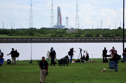 Artemis I LaunchCAPE CANAVERAL, FLORIDA - AUGUST 29: People pack up their gear as NASAs Artemis I rocket sits on launch pad 39-B at Kennedy Space Center after its launch was scrubbed on August 29, 2022 in Cape Canaveral, Florida. The Artemis I launch was scrubbed after an issue was found on one of the rockets four engines. The next launch opportunity is on September 2.   Joe Raedle/Getty Images/AFP (Photo by JOE RAEDLE / GETTY IMAGES NORTH AMERICA / Getty Images via AFP)Editoria: SCILocal: Cape CanaveralIndexador: JOE RAEDLESecao: space programmeFonte: GETTY IMAGES NORTH AMERICA<!-- NICAID(15189988) -->