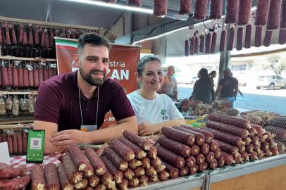 Embutidos Bolzan, na Expointer. Lorenzo e Larissa Iop.ATENÇÃO: foto para o INFORME ESPECIAL<!-- NICAID(15189928) -->