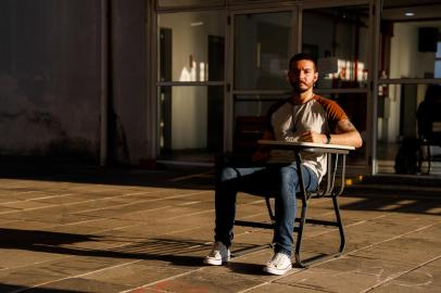 PORTO ALEGRE, RS, BRASIL, 26.08.2022: Lucas , 26 anos, estudante do curso de Publicidade e Propaganda na UFRGS, entrou pela cota de baixa renda. Foto: Camila Hermes/Agencia RBS<!-- NICAID(15188882) -->