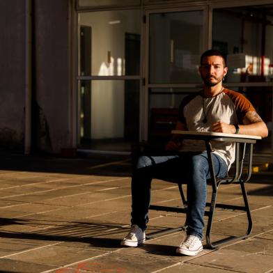 PORTO ALEGRE, RS, BRASIL, 26.08.2022: Lucas , 26 anos, estudante do curso de Publicidade e Propaganda na UFRGS, entrou pela cota de baixa renda. Foto: Camila Hermes/Agencia RBS<!-- NICAID(15188882) -->