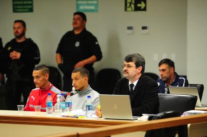 CAXIAS DO SUL, RS, BRASIL, 29/08/2022. Uma execução supostamente ordenada por uma facção em Caxias do Sul está em julgamento nesta segunda-feira (29). Os réus Gerson Luiz Hoffmann, 55 anos, Luan Rogério de Cândido da Silva, 23, e Manoel Isaque da Silva da Cunha, 21, são acusados de matar Bruno Marques Antunes, 22 anos, no bairro Reolon, em 2019, com a qualificadora de motivo fútil. (Bruno Todeschini/Agência RBS)<!-- NICAID(15190498) -->