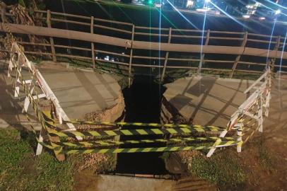 Ciclovia da Ipiranga cede próximo da rua Lucas de Oliveira, no sentido bairro-centro<!-- NICAID(15191915) -->