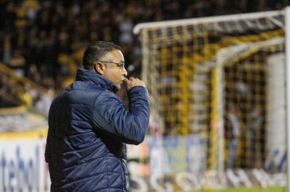 BRASILEIRO B 2022, CRICIÚMA X GRÊMIOSC - BRASILEIRO B 2022, CRICIÚMA X GRÊMIO - ESPORTES - BRASILEIRO B 2022, CRICIÚMA X GRÊMIO - Roger Machado técnico do Grêmio durante partida contra o Criciúma no estádio Heriberto Hulse pelo campeonato Brasileiro B 2022. 30/08/2022 - Foto: LUCAS SABINO/AGIF - AGÊNCIA DE FOTOGRAFIA/AGIF - AGÊNCIA DE FOTOGRAFIA/ESTADÃO CONTEÚDOEditoria: ESPORTESLocal: CRICIUMAIndexador: LUCAS SABINOFotógrafo: AGIF - AGÊNCIA DE FOTOGRAFIA<!-- NICAID(15192169) -->