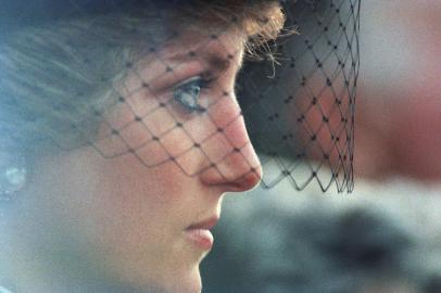 (FILES) In this file photo taken on November 11, 1988  Britains Princess Diana looks on at Orly, near Paris, at the end of her official visit to France. - The former Lady Diana Spencer, whose fairytale marriage to Prince Charles captivated the world until it publicly unravelled with infidelity and divorce, died in a car crash on August 31, 1997, in Paris while purchased by paparazzi. On August 31, 2022 Britain marks the 25th anniversary of the death of the Princess. (Photo by Jean-Loup GAUTREAU / AFP)Editoria: HUMLocal: OrlyIndexador: JEAN-LOUP GAUTREAUSecao: transport accidentFonte: AFPFotógrafo: STF<!-- NICAID(15192370) -->