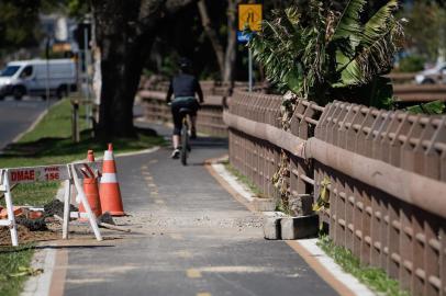 Porto Alegre, RS, Brasil - 31/08/2022 - Trecho de ciclovia que desabou na Avenida Ipiranga. (Foto: Anselmo Cunha/Agência RBS)<!-- NICAID(15192586) -->