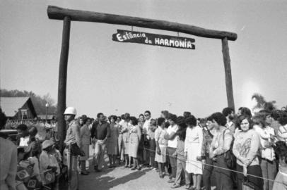 Solenidade de inauguração do Parque da Harmonia, em 04 de setembro de 1982.A cerimônia de inauguração contou com a presença do Ministro Leitão de Abreu, Governador Amaral de Souza, Prefeito Socias Villela, entre outros políticos e do público.O Presidente João Figueiredo foi convidado, mas devido a um pequeno acidente no pé, acabou não comparecendo.-Em 1987 ocoreru a mudança de nome doParque da Harmonia, que passa a se denominarParque Maurício Sirotsky.-#ENVELOPE: 5438<!-- NICAID(15193298) -->