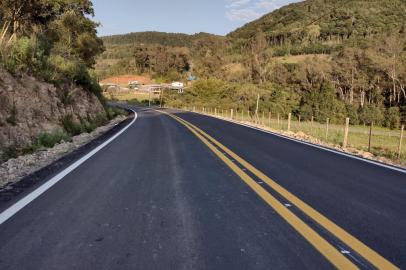 Com asfalto concluído, Estrada dos Romeiros, em Farroupilha, começa a receber sinalização<!-- NICAID(15193796) -->