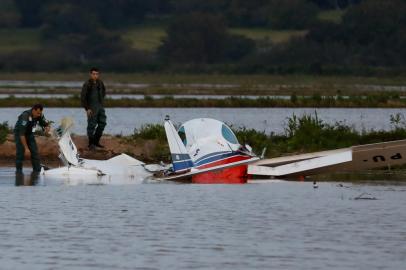 01/09/2022 - ELDORADO DO SUL, RS - Aeronave cai em Eldorado do Sul, deixando um pessoa morta e duas feridas. FOTO: Camila Hermes / Agência RBS<!-- NICAID(15194402) -->