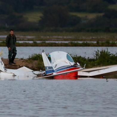 01/09/2022 - ELDORADO DO SUL, RS - Aeronave cai em Eldorado do Sul, deixando um pessoa morta e duas feridas. FOTO: Camila Hermes / Agência RBS<!-- NICAID(15194402) -->