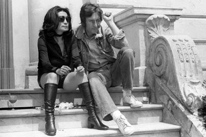 Music legend John Lennon and his wife Yoko Ono pose for photographers in Cannes 17 May 1971 where they presented their movies Apotheosis and The Flu. - John Lennon et sa femme Yoko Ono posent pour les photographes le 17 mai 1971 à Cannes pour présenter leurs films Apotheosis et The Flu au Festival du Film. Le chanteur des Beatles a été assassiné le 08 décembre 1980 à New York, à lâge de 40 ans. (Photo by AFP)Editoria: ACELocal: CannesIndexador: -Secao: musicFonte: AFPFotógrafo: STR<!-- NICAID(15195966) -->