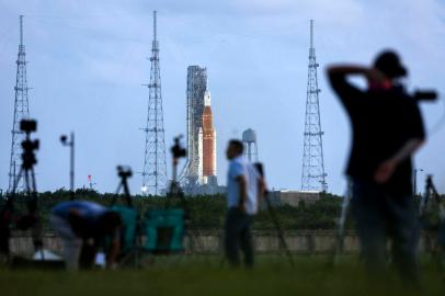 Profissionais de imprensa se instalam no Cabo Canaveral para cobrir lançamento da missão Artemis I, da Nasa, que deve levar pessoas de volta à Lua (Photo by Kevin Dietsch / GETTY IMAGES NORTH AMERICA / Getty Images via AFP)<!-- NICAID(15196102) -->