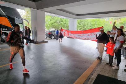 Chegada da delegação do Inter em São Paulo. Na foto, o volante Edenilson<!-- NICAID(15196192) -->