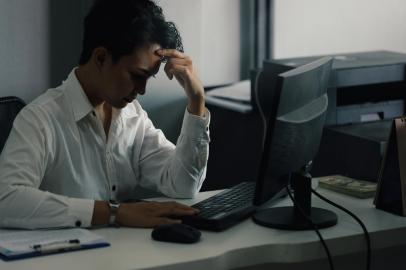 *A PEDIDO DE ROSANGELA MONTEIRO* Asian woman in office, problems with the project, feeling depressed, laziness - Foto: boonchok/stock.adobe.comFonte: 497515620<!-- NICAID(15197178) -->