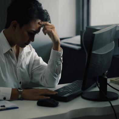 *A PEDIDO DE ROSANGELA MONTEIRO* Asian woman in office, problems with the project, feeling depressed, laziness - Foto: boonchok/stock.adobe.comFonte: 497515620<!-- NICAID(15197178) -->