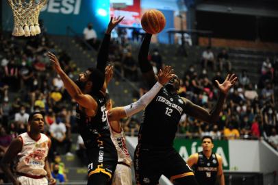 CAXIAS DO SUL, RS, BRASIL, 30/12/2021. Caxias do Sul Basquete x Mogi das Cruzes, jogo válido pela 15ª rodada do Novo Basquete Brasil (NBB) e realizado no Ginásio do Sesi. (Porthus Junior/Agência RBS)<!-- NICAID(14980463) -->