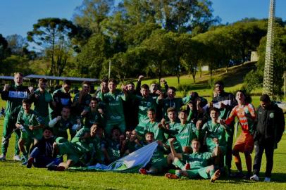 O Juventude sub-15 conquistou a classificação para a final do Campeonato Gaúcho. Após o 0x0 no tempo regulamentar, a equipe, treinada por Pedro Klever, venceu nas penalidades por 6x5 e carimbou a vaga para a decisão do Estadual. O confronto ocorreu na tarde deste sábado (3), no Campo da Randon, em Caxias do Sul.<!-- NICAID(15197408) -->