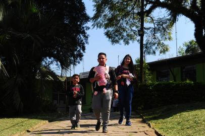 CAXIAS DO SUL, RS, BRASIL, 26/08/2022. Família de imigrantes venezuelanos, estabelecidos em Caxias do Sul. Na foto, o casal Cristina de González, 26 anos e Jomar González, 26 anos, com seus filhos, Cristian González, 5 anos e Cristina González, 2 meses. (Bruno Todeschini/Agência RBS)<!-- NICAID(15194702) -->