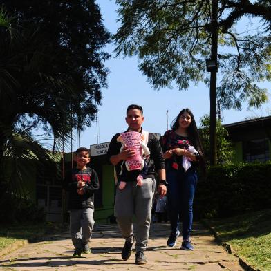 CAXIAS DO SUL, RS, BRASIL, 26/08/2022. Família de imigrantes venezuelanos, estabelecidos em Caxias do Sul. Na foto, o casal Cristina de González, 26 anos e Jomar González, 26 anos, com seus filhos, Cristian González, 5 anos e Cristina González, 2 meses. (Bruno Todeschini/Agência RBS)<!-- NICAID(15194702) -->