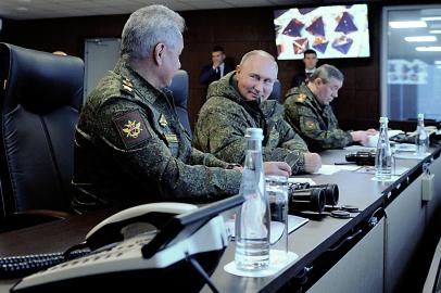 Russian President Vladimir Putin (C), accompanied by Defence Minister Sergei Shoigu (L) and Valery Gerasimov, the chief of the Russian General Staff, oversees the Vostok-2022 military exercises at the Sergeevskyi training ground outside the city of Ussuriysk on the Russian Far East on September 6, 2022. - The Vostok 2022 military exercises, involving several Kremlin-friendly countries including China, takes place from September 1-7 across several training grounds in Russias Far East and in the waters off it. Over 50,000 soldiers and more than 5,000 units of military equipment, including 140 aircraft and 60 ships, are involved in the drills. (Photo by Mikhail KLIMENTYEV / SPUTNIK / AFP)Editoria: POLLocal: UssuriyskIndexador: MIKHAIL KLIMENTYEVSecao: defenceFonte: SPUTNIKFotógrafo: STR<!-- NICAID(15197813) -->