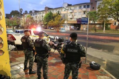 PORTO ALEGRE,RS,BRASIL.2022,09,06.Reforço no policiamento na capital, e principalmente no Condominio Princesa Isabel, reforço pela Briga Militar, depois da madrugada de ontem , facções criminosas ter deixado uma granda , enfrente ao condominio.(RONALDO BERNARDI/AGENCIA RBS).<!-- NICAID(15197803) -->