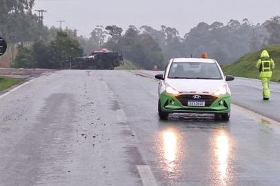 *A PEDIDO DE LEANDRO RODRIGUES* *EM BAIXA* Acidente com bloqueio total na BR-236 em Montenegro com vazamento de combústivel de caminhão que transportava diesel - Foto: Leandro Rodrigues/Agência RBS<!-- NICAID(15197834) -->