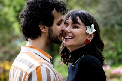 Porto Alegre, RS, Brasil, 02-09-2022: O casal Gabriel Curuja, 31 anos, e Laura Longhi, 27, na Praça Província de Shiga. Reportagem de Donna sobre Linguagens do Amor. Foto: Mateus Bruxel / Agência RBSIndexador: Mateus Bruxel<!-- NICAID(15195471) -->