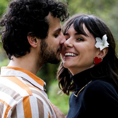 Porto Alegre, RS, Brasil, 02-09-2022: O casal Gabriel Curuja, 31 anos, e Laura Longhi, 27, na Praça Província de Shiga. Reportagem de Donna sobre Linguagens do Amor. Foto: Mateus Bruxel / Agência RBSIndexador: Mateus Bruxel<!-- NICAID(15195471) -->