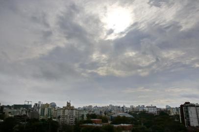 PORTO ALEGRE, RS, BRASIL, 07/06/2017: Sol entre nuvens nesta quarta-feira. (FOTO: Isadora Neumann/Agência RBS)<!-- NICAID(12957590) -->