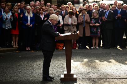 Britains outgoing Prime Minister Boris Johnson delivers his final speech outside 10 Downing Street in central London on September 6, 2022, before heading to Balmoral to tender his resignation. - British Prime Minister Boris Johnson formally tenders his resignation to Queen Elizabeth II on Tuesday, handing over power to Liz Truss after his momentous tenure dominated by Brexit and Covid was cut short by scandal. (Photo by Daniel LEAL / AFP)<!-- NICAID(15198320) -->