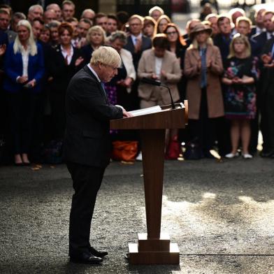 Britains outgoing Prime Minister Boris Johnson delivers his final speech outside 10 Downing Street in central London on September 6, 2022, before heading to Balmoral to tender his resignation. - British Prime Minister Boris Johnson formally tenders his resignation to Queen Elizabeth II on Tuesday, handing over power to Liz Truss after his momentous tenure dominated by Brexit and Covid was cut short by scandal. (Photo by Daniel LEAL / AFP)<!-- NICAID(15198320) -->