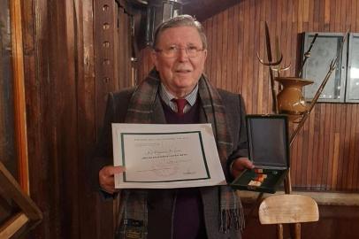 Governo celebra 50 anos do Galpão Crioulo do Palácio Piratini e lança Festejos FarroupilhasO Galpão Crioulo do Palácio Piratini sediou, nesta segunda-feira (5/9), um café da manhã campeiro que reuniu três celebrações: os 50 anos do galpão, a entrega das medalhas César Passarinho e Simões Lopes Neto e o lançamento dos Festejos Farroupilhas 2022. O governo do Estado, por meio da Secretaria da Cultura (Sedac) e da Comissão Estadual dos Festejos Farroupilhas 2022, promoveu os eventos.Medalha João Simões Lopes NetoA Medalha Simões Lopes reconhece personalidades por sua atuação no campo cultural. Este ano, a láurea foi entregue a Manoelito Carlos Savaris, Victor José Faccioni e José Clemente Pozenato.<!-- NICAID(15198148) -->