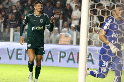 SANTOS X GOIÁSSP - BRASILEIRÃO/SANTOS X GOIÁS - ESPORTES - Pedro Raul, do Goiás, comemora após marcar o seu segundo gol durante a partida entre Santos e Goiás válida pela 25ª   rodada do Campeonato Brasileiro 2022, no estádio da Vila Belmiro, em Santos, na noite desta segunda-feira (5).   05/09/2022 - Foto: MAURÍCIO DE SOUZA/DIÁRIO DO LITORAL/ESTADÃO CONTEÚDOEditoria: ESPORTESLocal: SANTOSIndexador: MAURÍCIO DE SOUZAFotógrafo: DIÁRIO DO LITORAL<!-- NICAID(15198677) -->