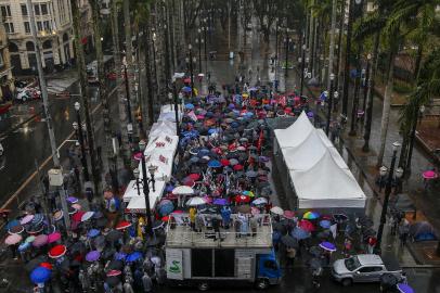 People listen to a speech as they gather for the Grito dos Excluidos (Call of the Excluded) demonstration against all situations of exclusion, as Brazil marks its 200th anniversary of independence, at the square in front of Se cathedral, in Sao Paulo, Brazil, on September 7, 2022. (Photo by Miguel SCHINCARIOL / AFP)Editoria: POLLocal: Sao PauloIndexador: MIGUEL SCHINCARIOLSecao: human rightsFonte: AFPFotógrafo: STR<!-- NICAID(15199024) -->