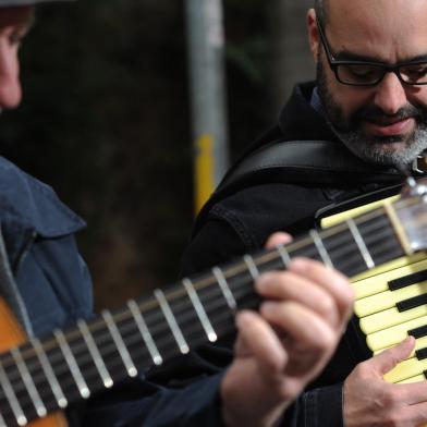 CAXIAS DO SUL, RS, BRASIL, 08/08/2016. O duo Valdir Verona e Rafael De Boni completa dez anos de parceria. Os músicos compõem diálogos entre a viola e o acordeom. (Diogo Sallaberry/Agência RBS)<!-- NICAID(12366909) -->