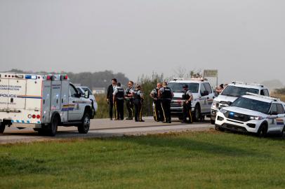 Royal Canadian Mounted Police are seen at the scene where suspect Myles Sanderson was arrested, along Highway 11 in Weldon, Saskatchewan, Canada, on September 7, 2022. - Canadian police said September 7, 2022 they arrested the second and final suspect over the stabbing spree that left 10 people dead and 18 wounded in a remote Indigenous community, two days after the first suspect was found dead. (Photo by LARS HAGBERG / AFP)Editoria: CLJLocal: WeldonIndexador: LARS HAGBERGSecao: policeFonte: AFPFotógrafo: STR<!-- NICAID(15200437) -->