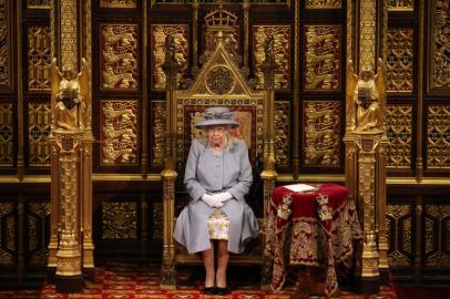 (FILES) In this file photo taken on May 11, 2021 Britains Queen Elizabeth II sits on the The Sovereigns Throne in the House of Lords chamber during the State Opening of Parliament at the Houses of Parliament in London, which is taking place with a reduced capacity due to Covid-19 restrictions. - The doctors of Queen Elizabeth II, 96, are concerned about her health and have recommended that she be placed under medical supervision at her castle in Balmoral, Scotland, Buckingham Palace said on September 8, 2022. Following a further assessment this morning, the Queens doctors are concerned for Her Majestys health and have recommended that she remains under medical supervision. The Queen continues to be comfortable and at Balmoral, the palace said in a brief statement. (Photo by Chris Jackson / POOL / AFP)Editoria: HUMLocal: LondonIndexador: CHRIS JACKSONSecao: imperial and royal mattersFonte: POOLFotógrafo: STR<!-- NICAID(15200545) -->