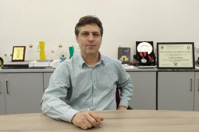 Érico Marlon de Moraes Flores, professor e pesquisador do Programa de Pós-Graduação em Química e do PPG em Engenharia Química da Universidade Federal de Santa Maria (UFSM), é o primeiro latino-americano a receber a medalha Ioannes Marcus Marci, uma das mais importantes distinções na área de química no mundo<!-- NICAID(15200566) -->