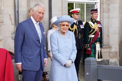 Britains Prince Charles, Prince of Wales, known as the Duke of Rothesay when in Scotland and Britains Queen Elizabeth II attend the Queens Body Guard for Scotland (also known as the Royal Company of Archers) Reddendo Parade in the gardens of the Palace of Holyroodhouse in Edinburgh on June 30, 2022. (Photo by Jane Barlow / POOL / AFP)Editoria: HUMLocal: EdinburghIndexador: JANE BARLOWSecao: imperial and royal mattersFonte: POOLFotógrafo: STR<!-- NICAID(15200961) -->